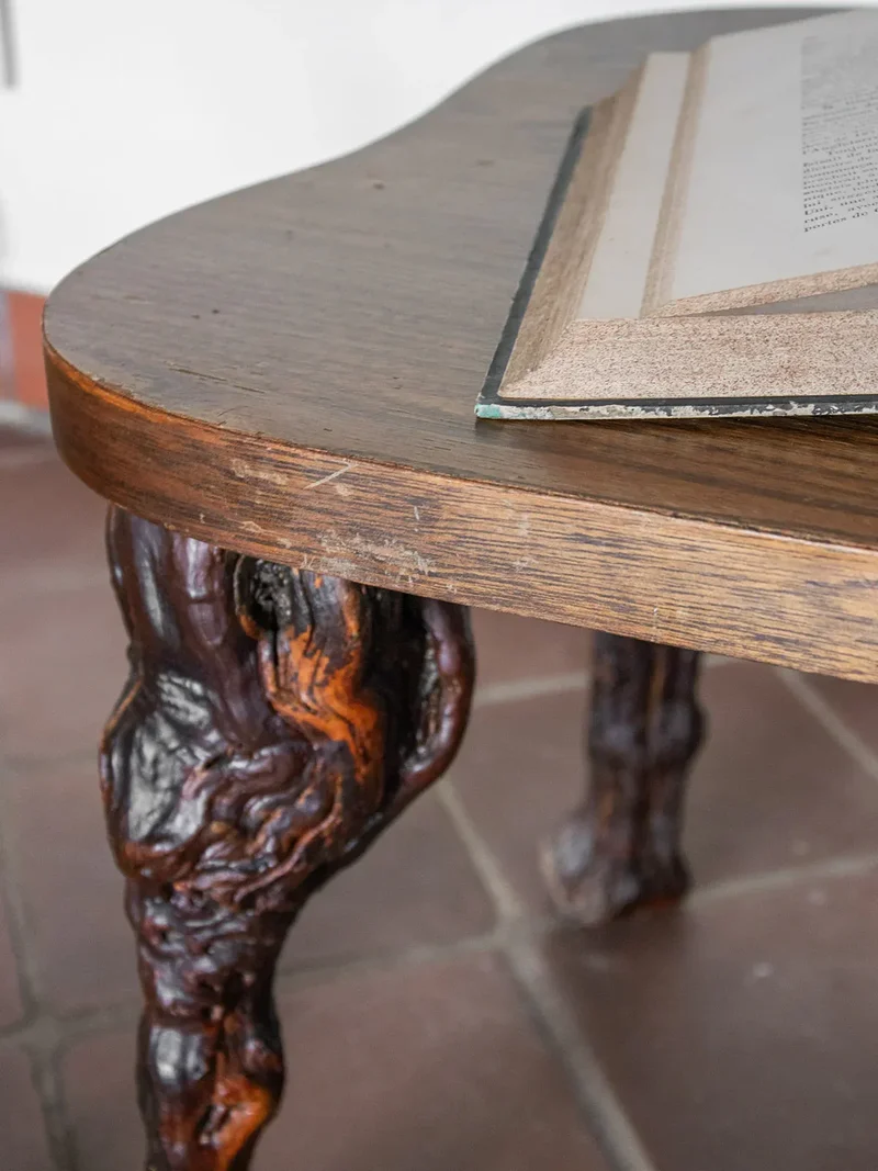 Auguste, l'ensemble table basse et tabourets brutalistes N°2