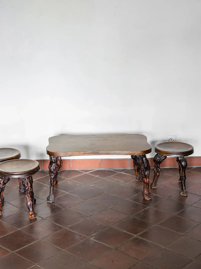 Auguste, l'ensemble table basse et tabourets brutalistes N°2