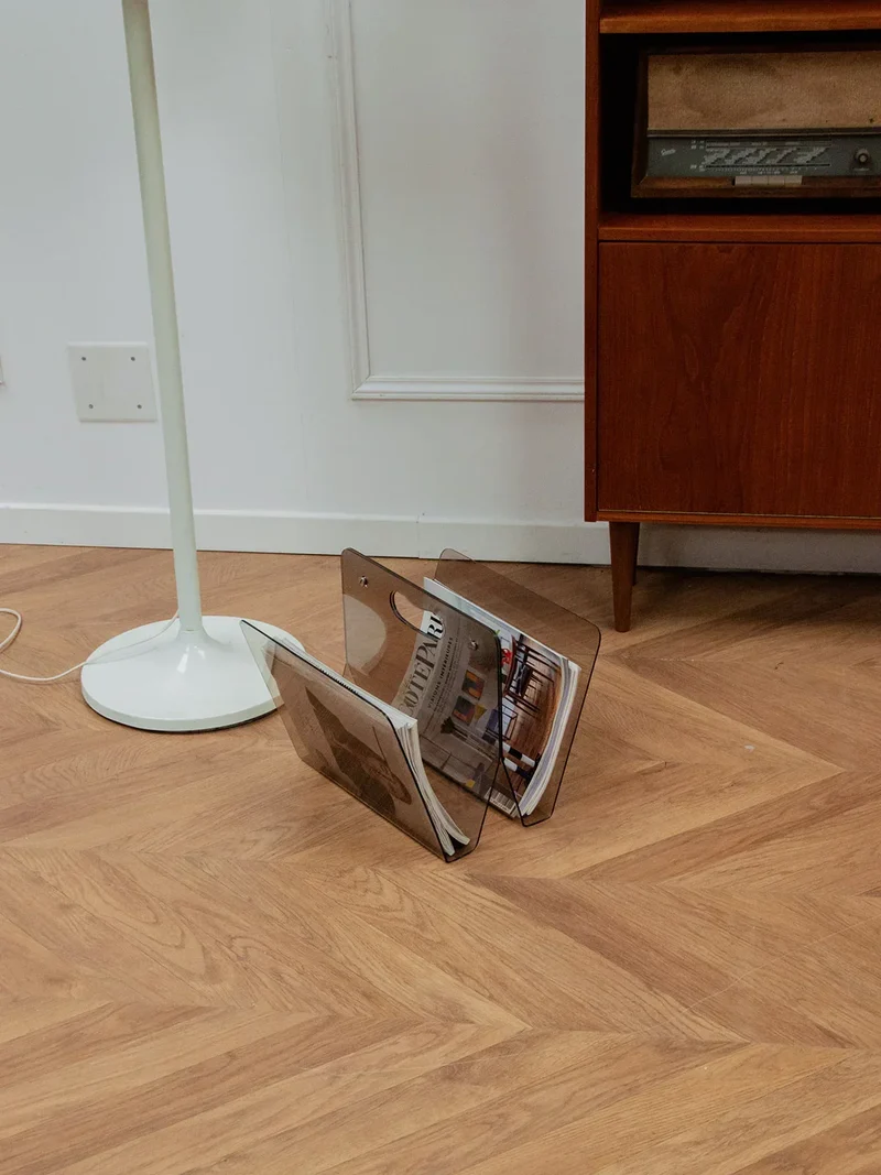 Marius, le porte-revues en plexiglass N°157