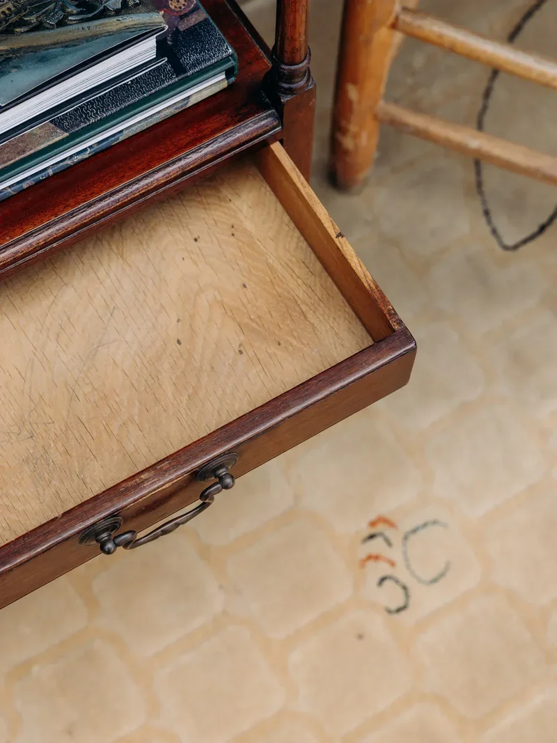 Francine, la table d'appoint en bois N°338