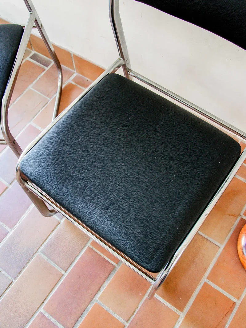 Alma, le duo de chaises en métal N°547