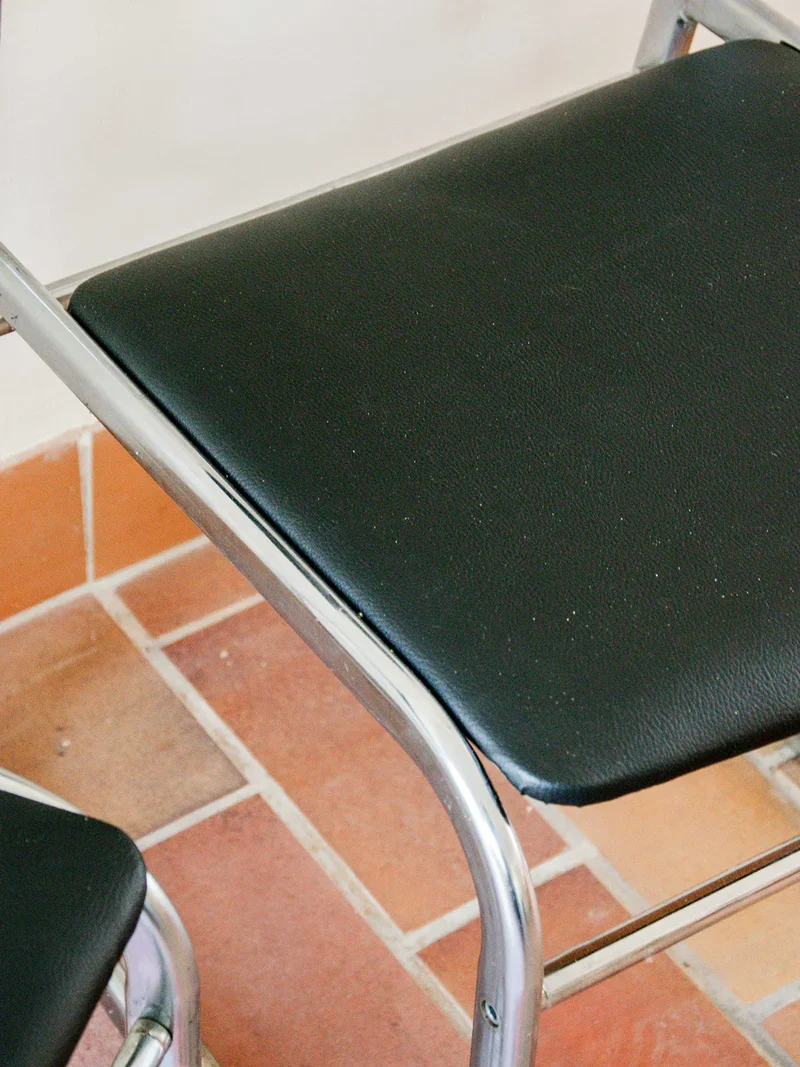Alma, le duo de chaises en métal N°547