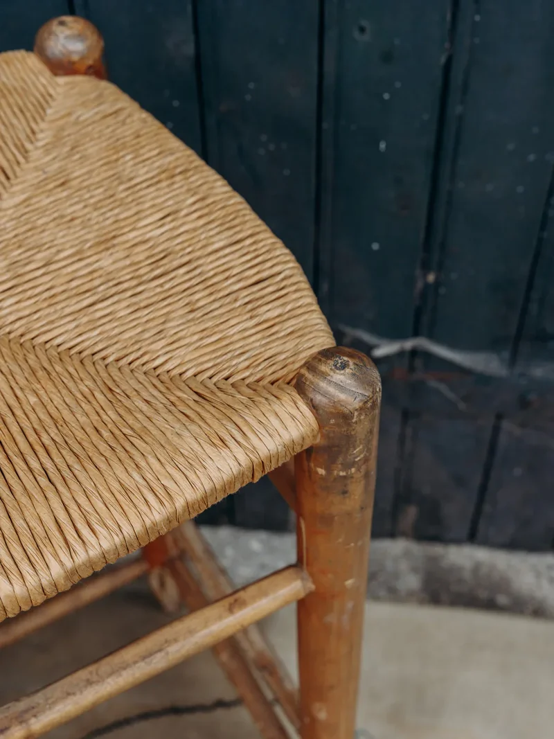 Gaston, le tabouret de bar en bois et paille N°90