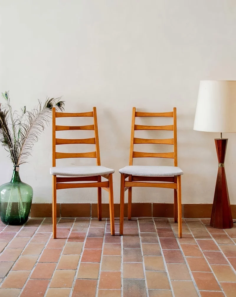 Claude, la paire de chaises en bois N°866
