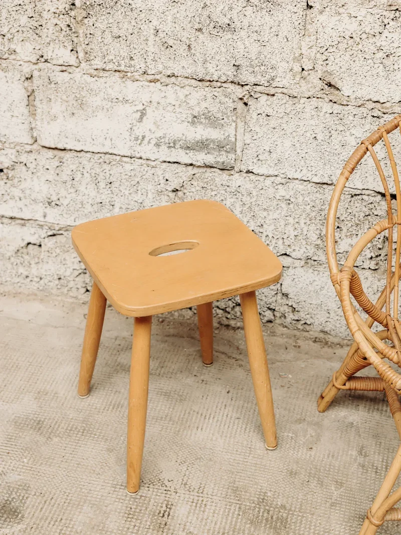 Regis, le tabouret carré en bois N°562