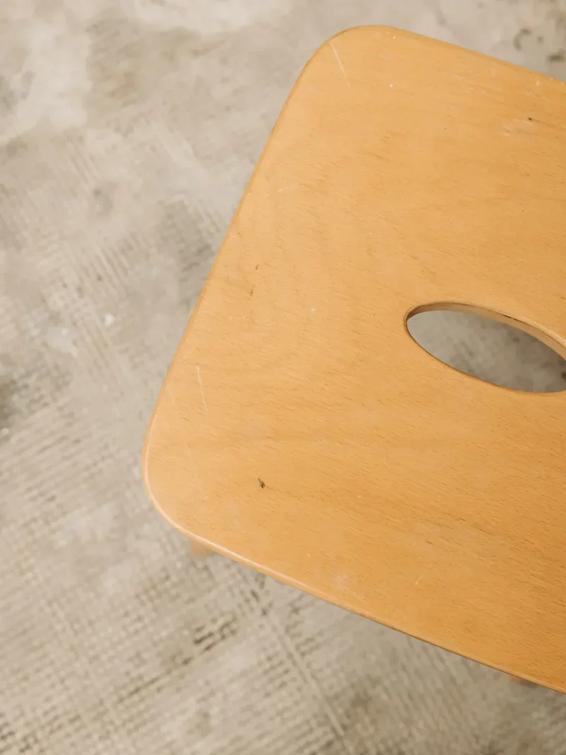 Regis, le tabouret carré en bois N°562