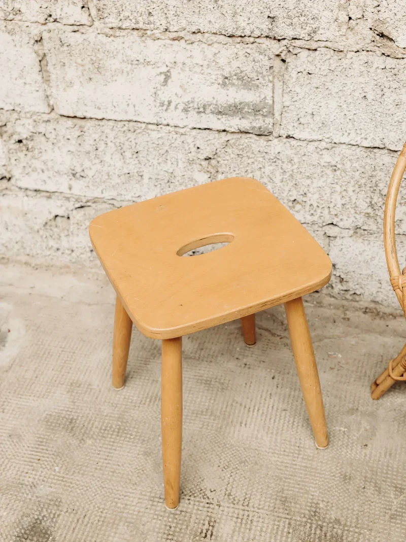 Regis, le tabouret carré en bois N°562