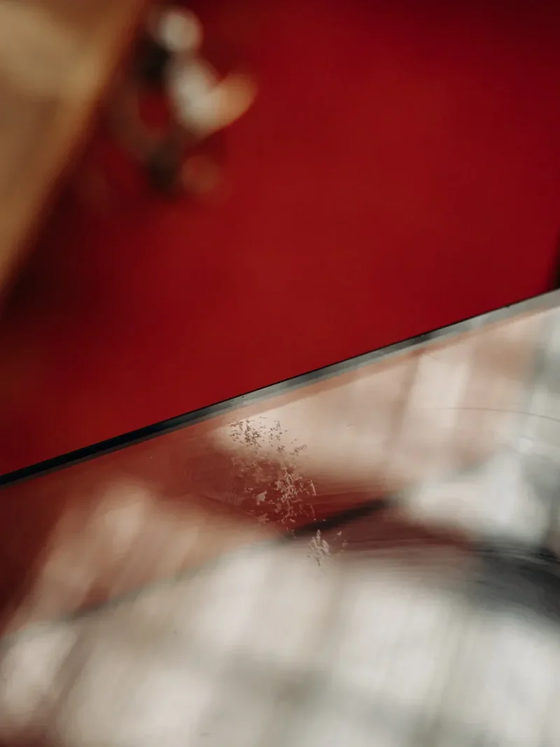 Hanna, la table en métal et verre N°511