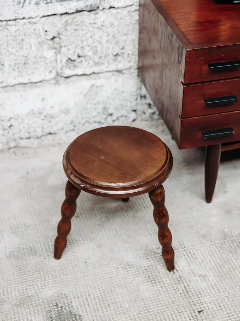 Regis, le petit tabouret en bois N°480