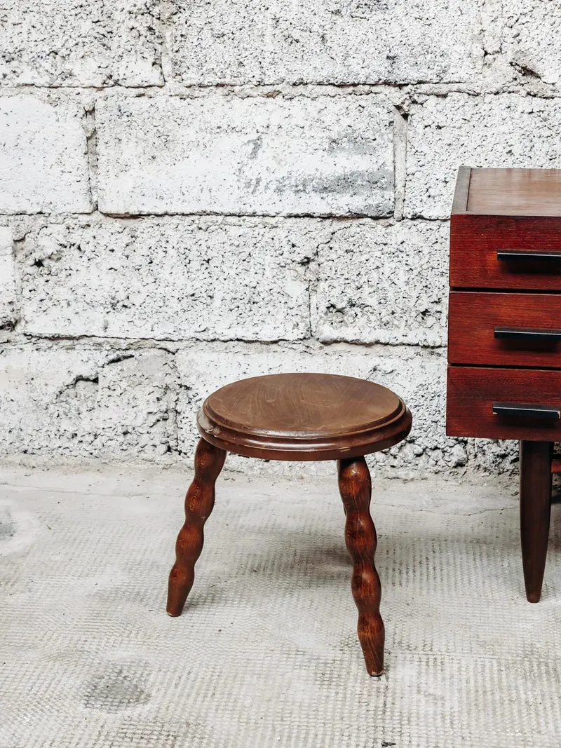 Regis, le petit tabouret en bois N°480