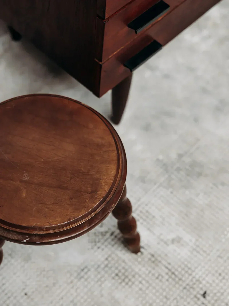 Regis, le petit tabouret en bois N°480
