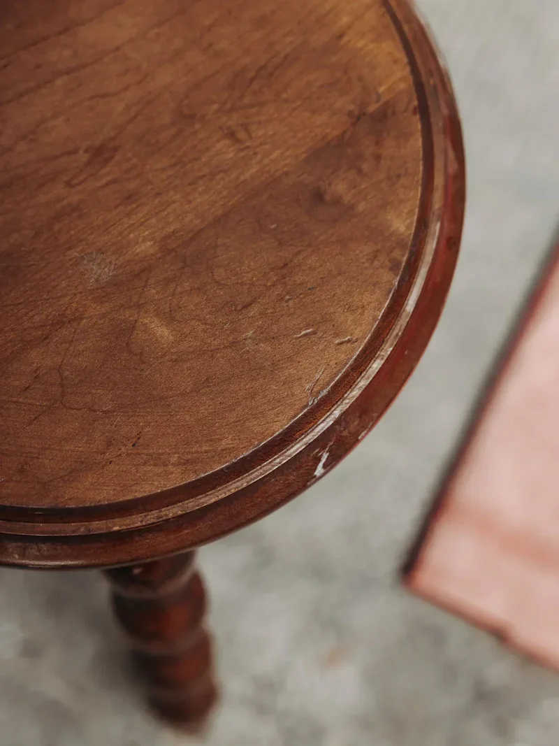 Regis, le petit tabouret en bois N°480