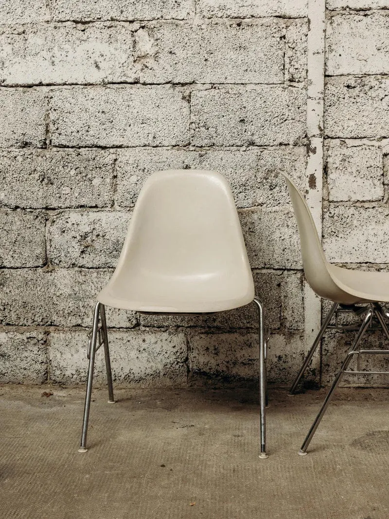 Alma, la chaise Eames en métal N°587