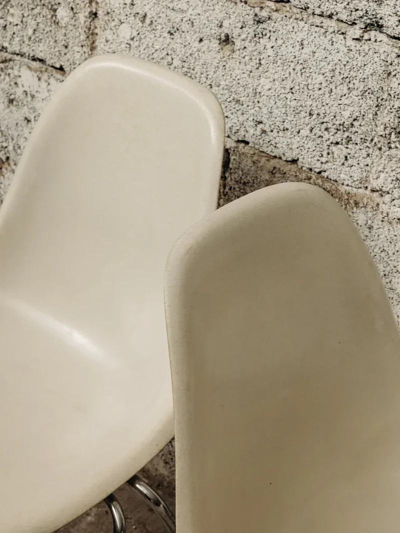Alma, la chaise Eames en métal N°587