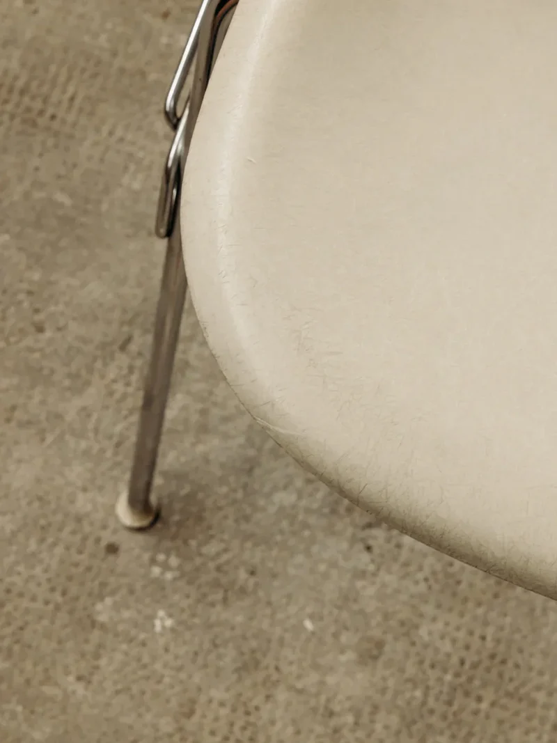 Alma, la chaise Eames en métal N°587