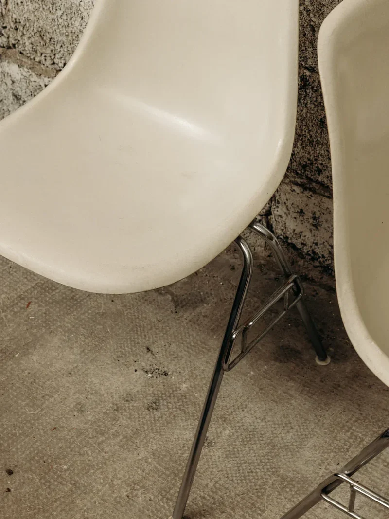 Alma, la chaise Eames en métal N°587