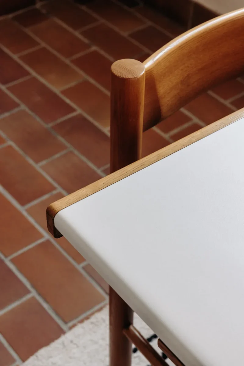 Auguste, l'ensemble de table et chaises N°12