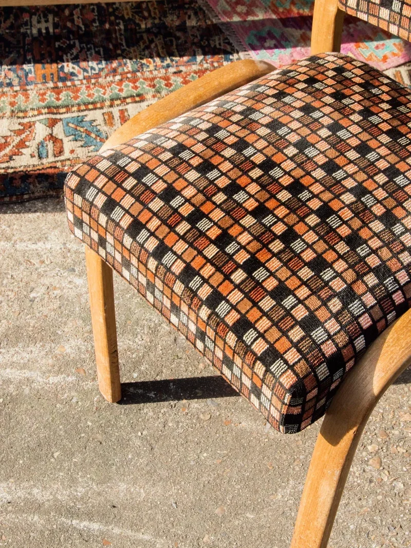 Alma, la chaise à carreaux N°323