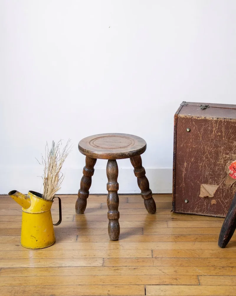 Regis, le tabouret tripode en bois N°384