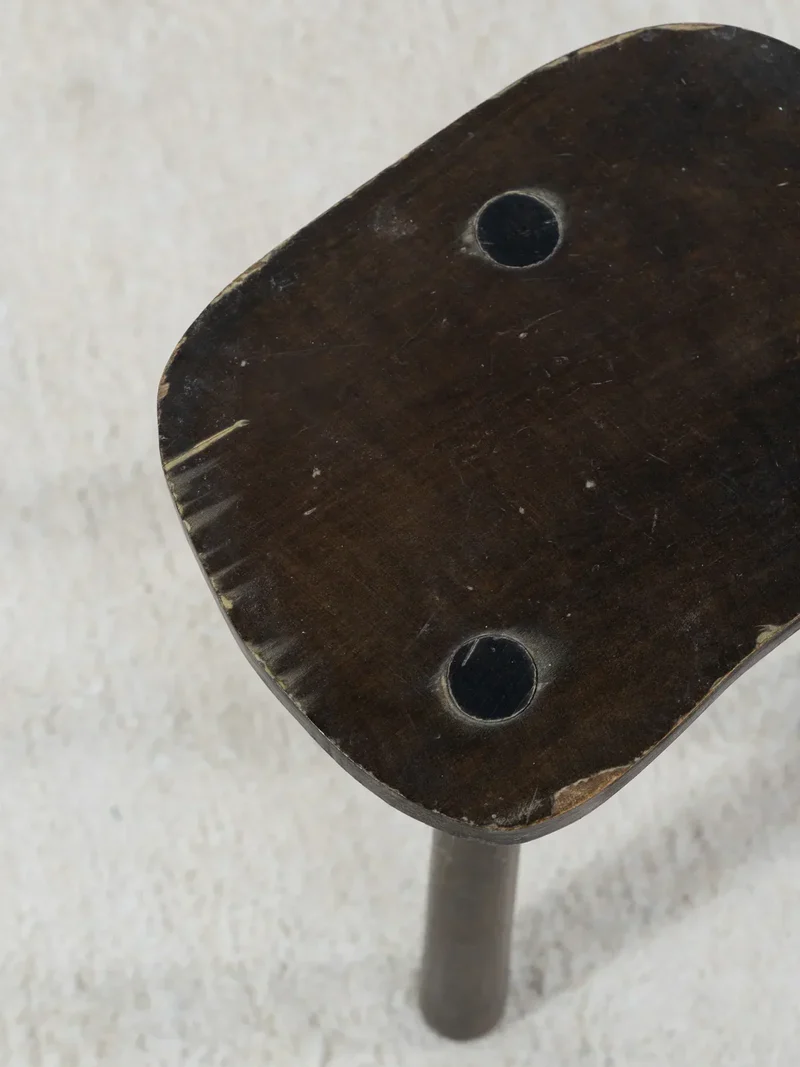 Regis, le tabouret tripode en bois N°394