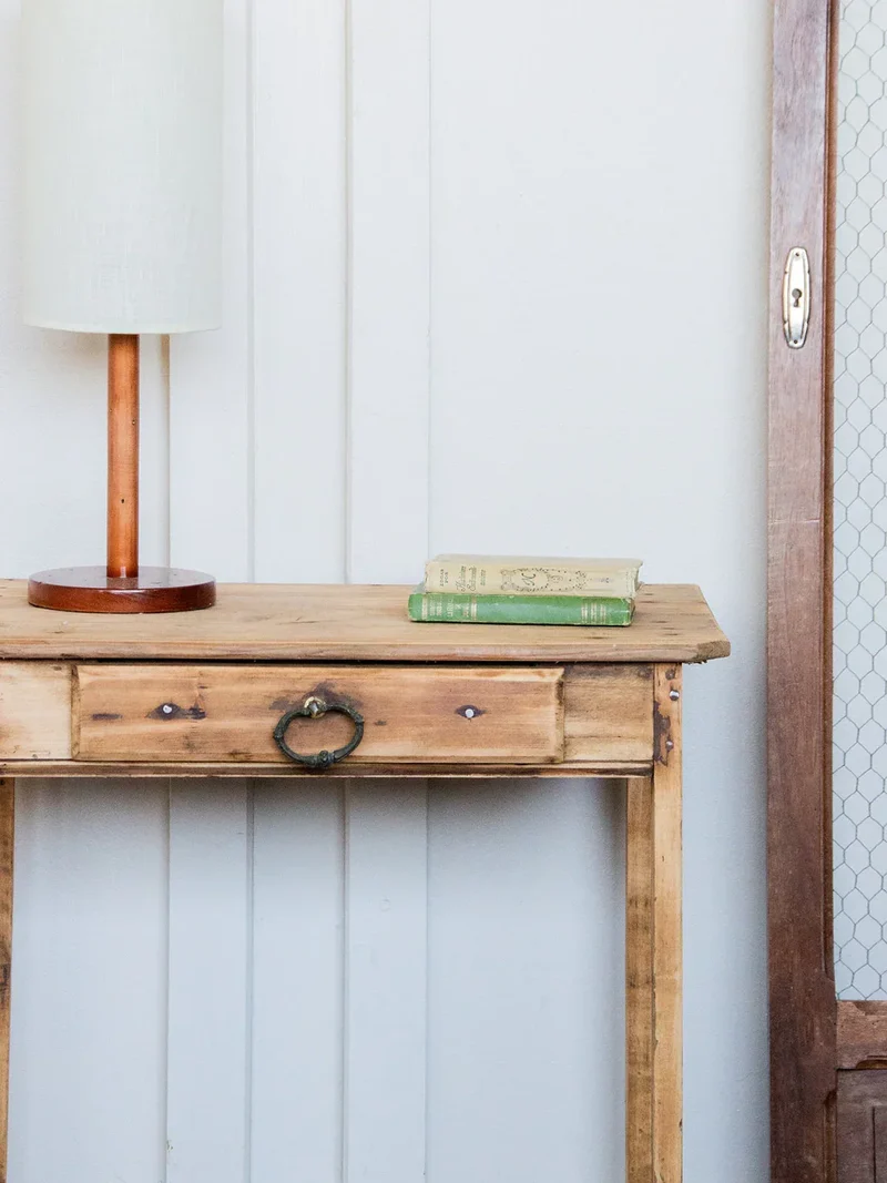 Francine, la table d'appoint en bois brut N°381