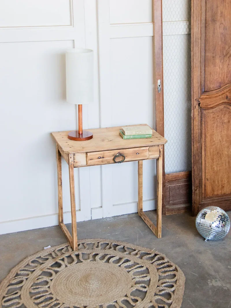 Francine, la table d'appoint en bois brut N°381