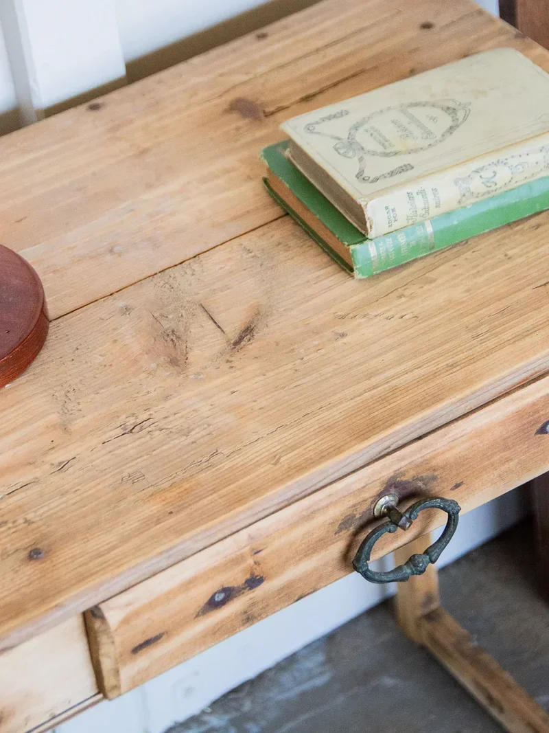 Francine, la table d'appoint en bois brut N°381
