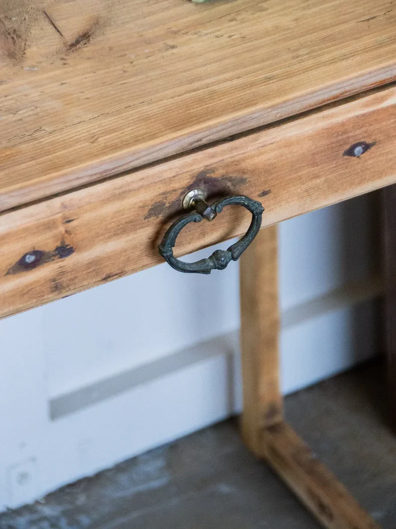 Francine, la table d'appoint en bois brut N°381