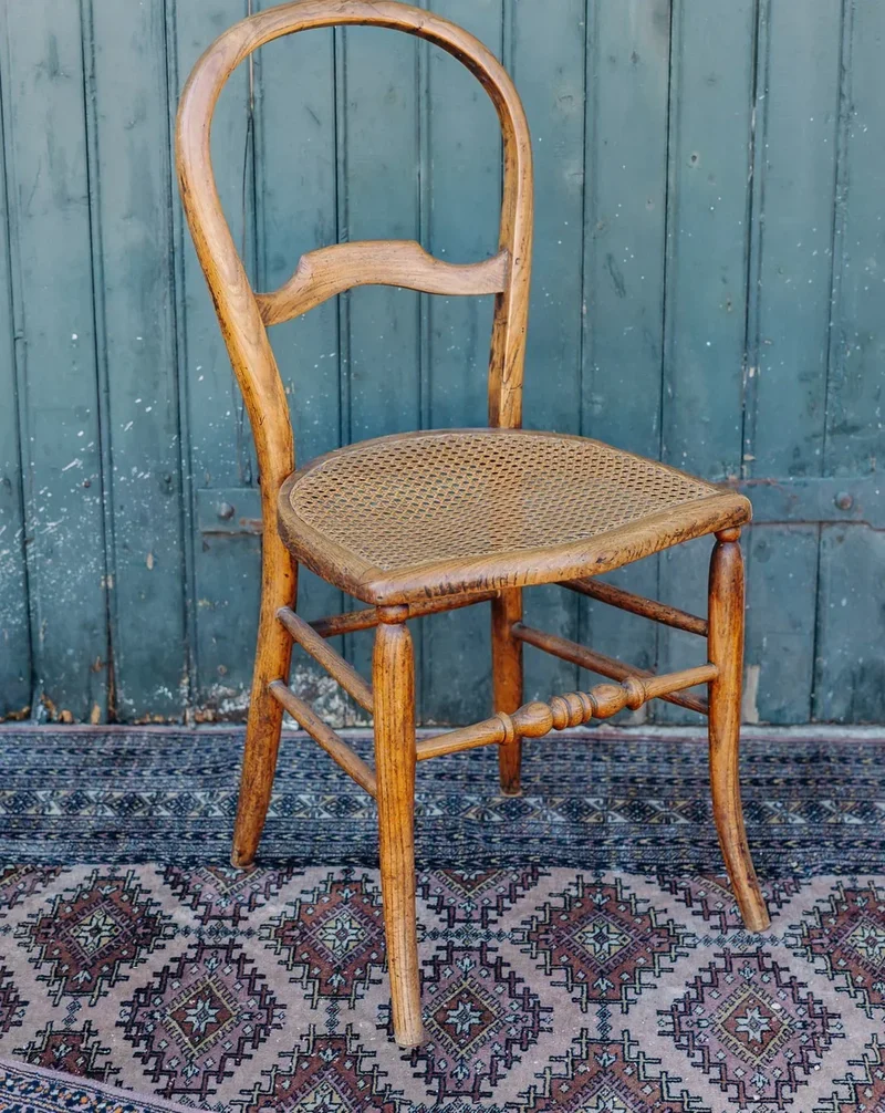 Claude, la chaise cannée en bois N°403