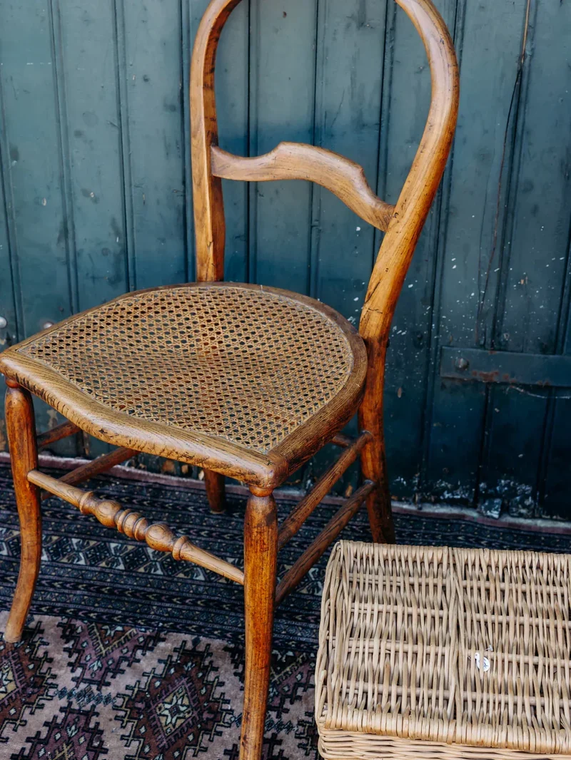 Claude, la chaise cannée en bois N°403