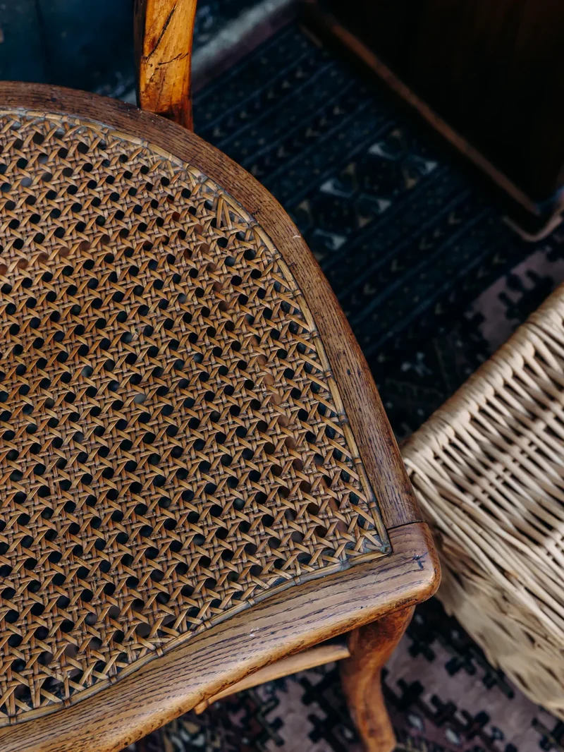 Claude, la chaise cannée en bois N°403