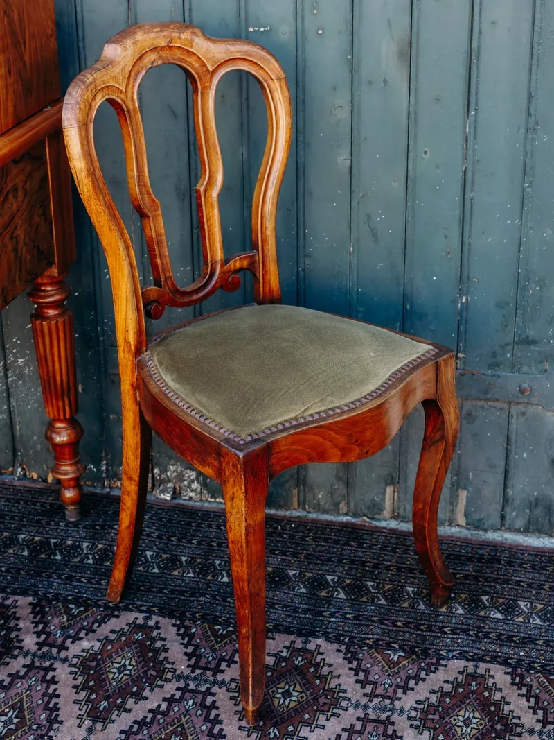 Claude, la chaise en velours vert N°404
