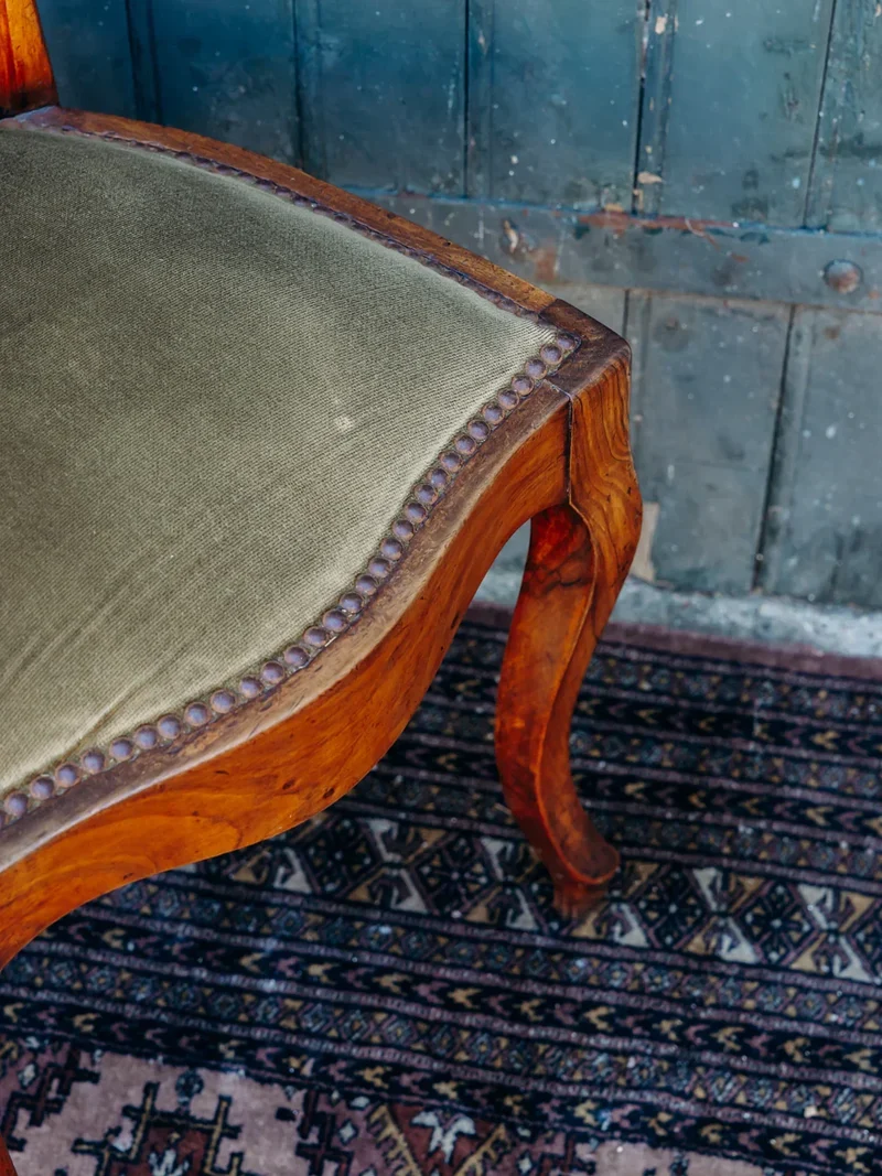 Claude, la chaise en velours vert N°404