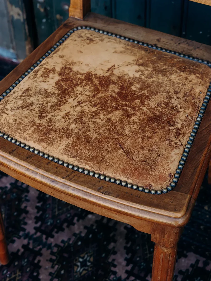 Claude, la chaise en bois et cuir N°407