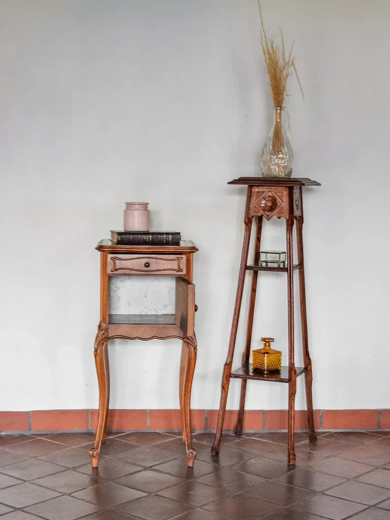 Odile, la table de chevet en bois N°374