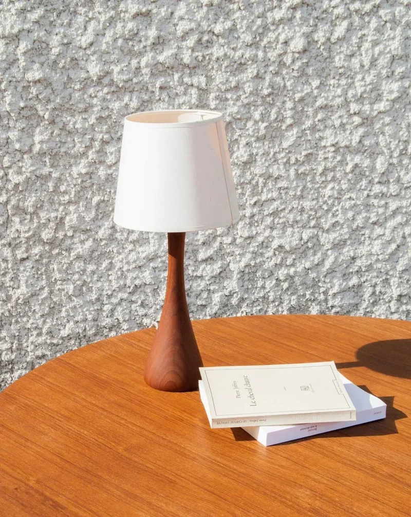 Julia, la lampe à poser en teck N°201