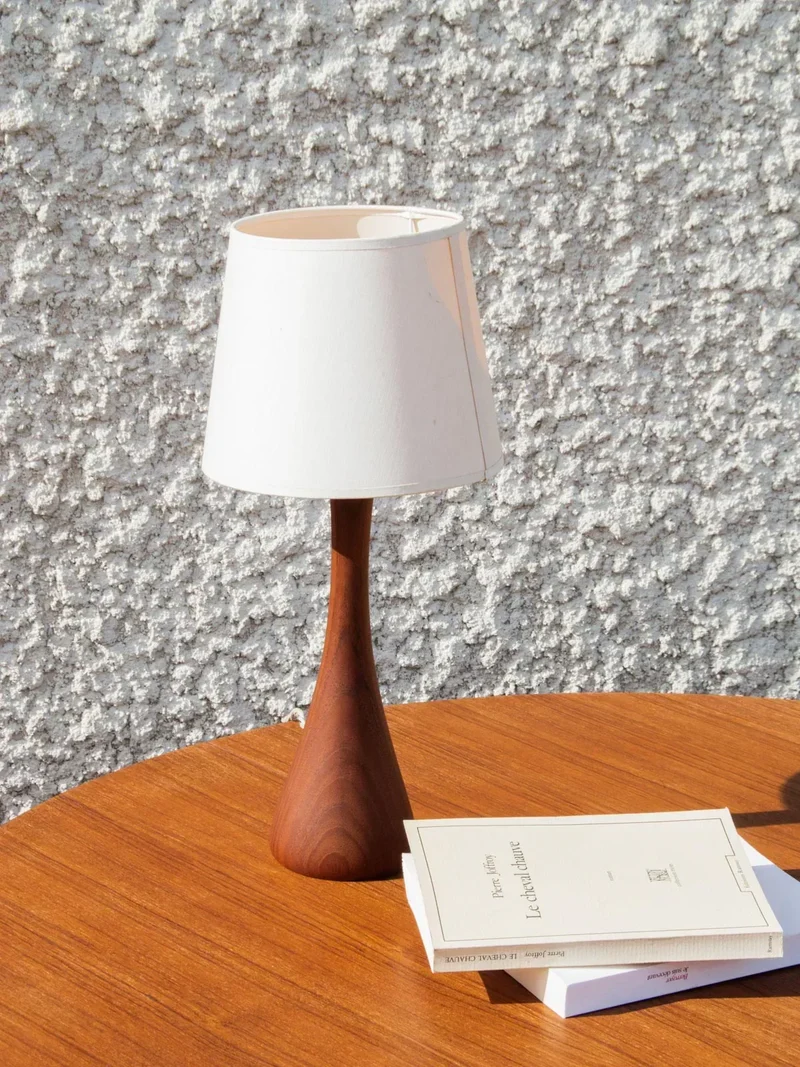 Julia, la lampe à poser en teck N°201