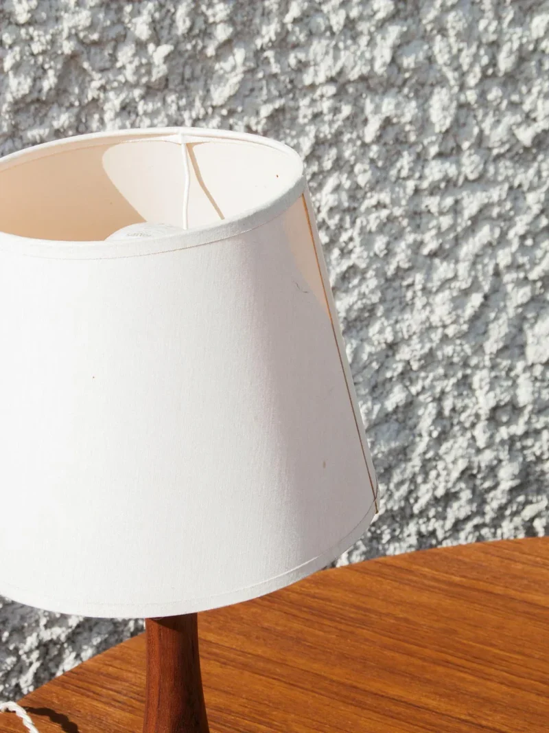 Julia, la lampe à poser en teck N°201