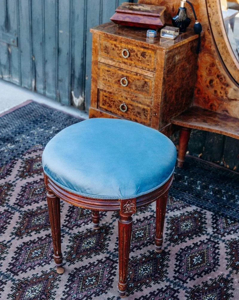 Regis, le tabouret en tissu et bois N°601