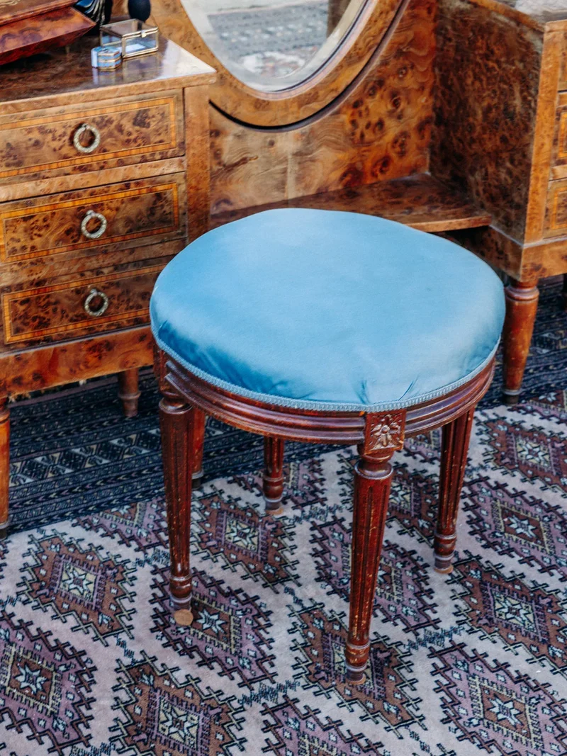 Regis, le tabouret en tissu et bois N°601