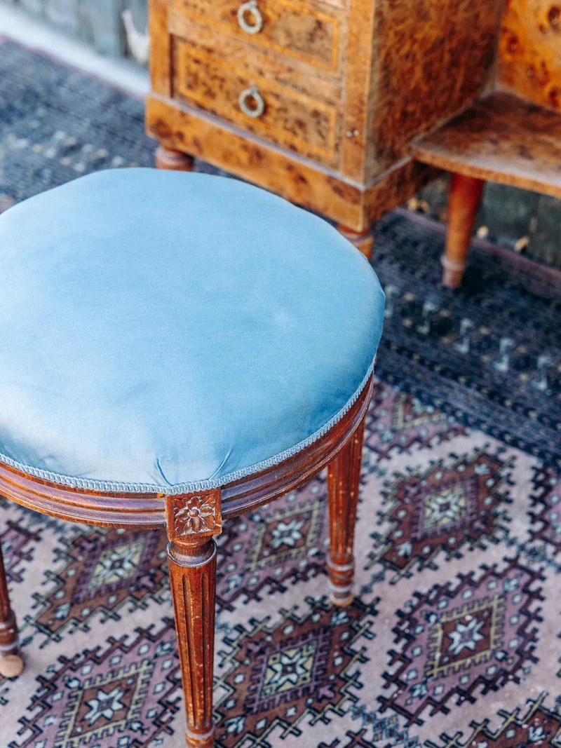Regis, le tabouret en tissu et bois N°601
