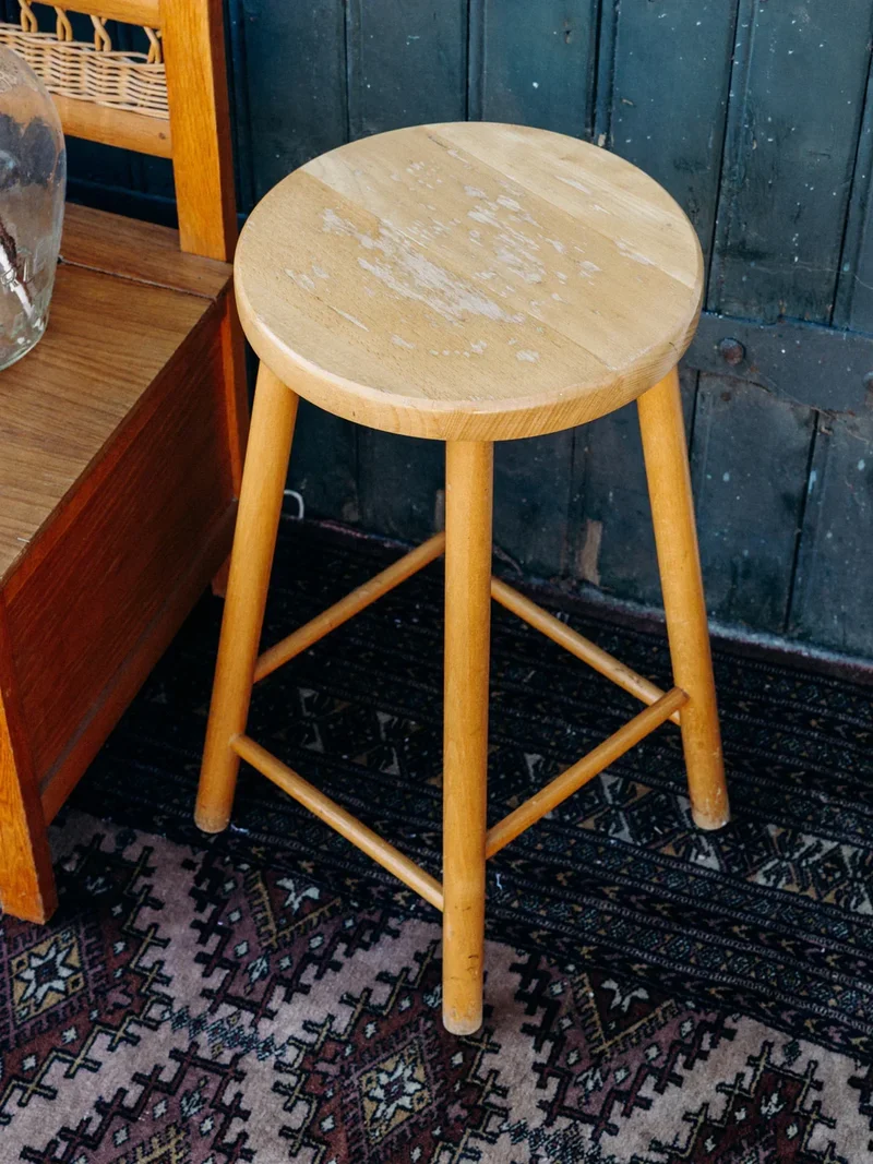 Regis, le tabouret en bois N°430