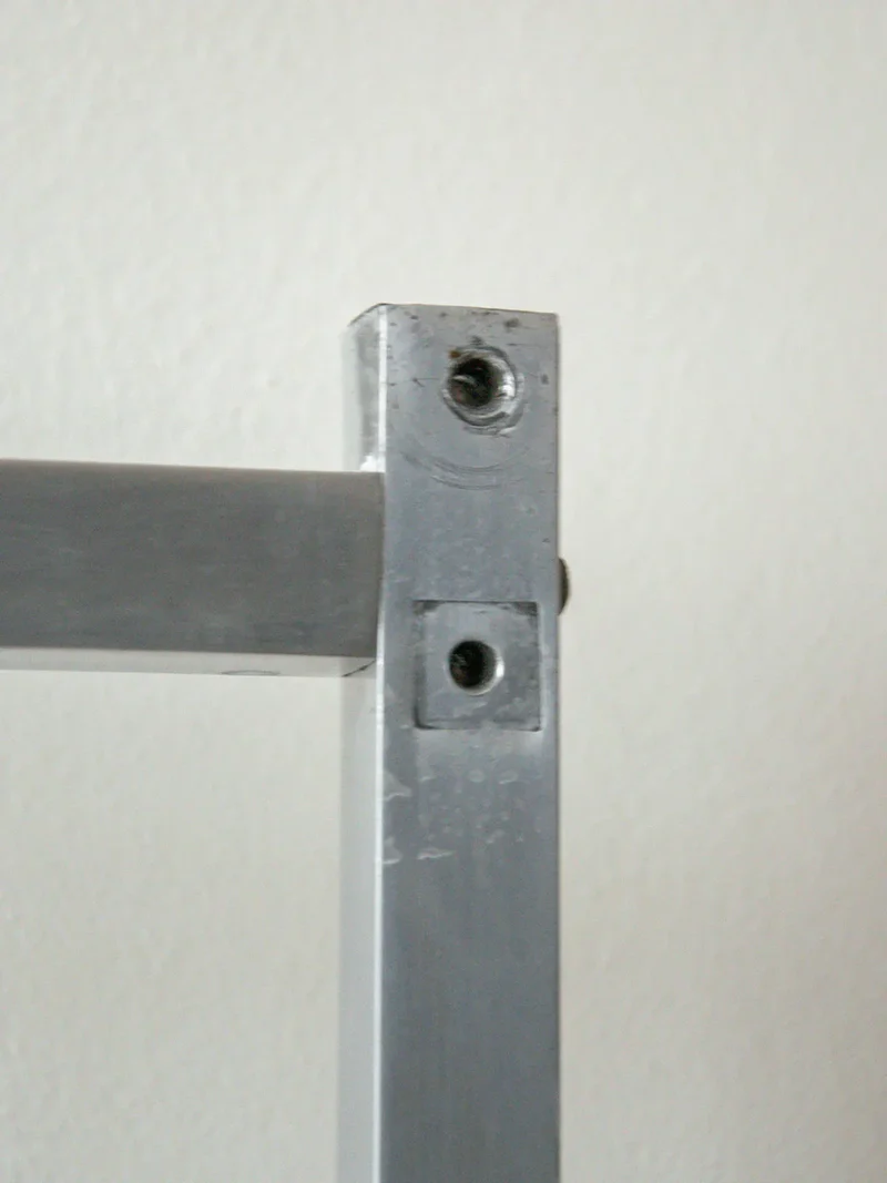 Charlie, le porte-manteau en aluminium N°48