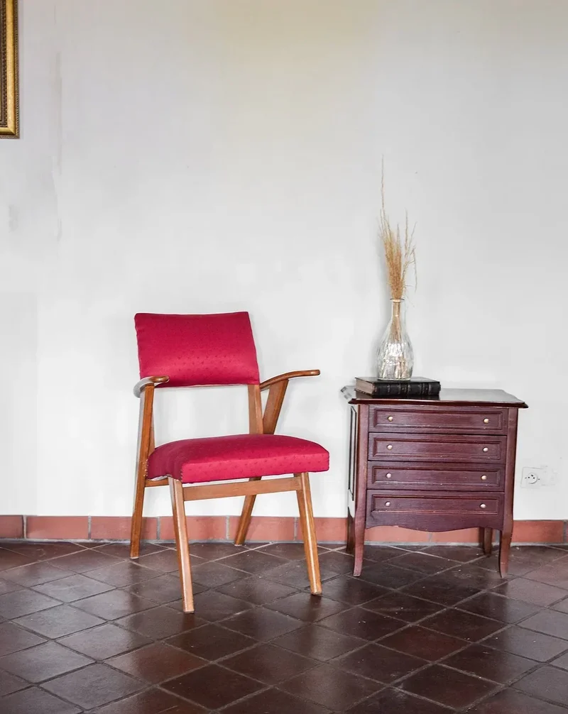 Ernest, le fauteuil rouge en bois N°139