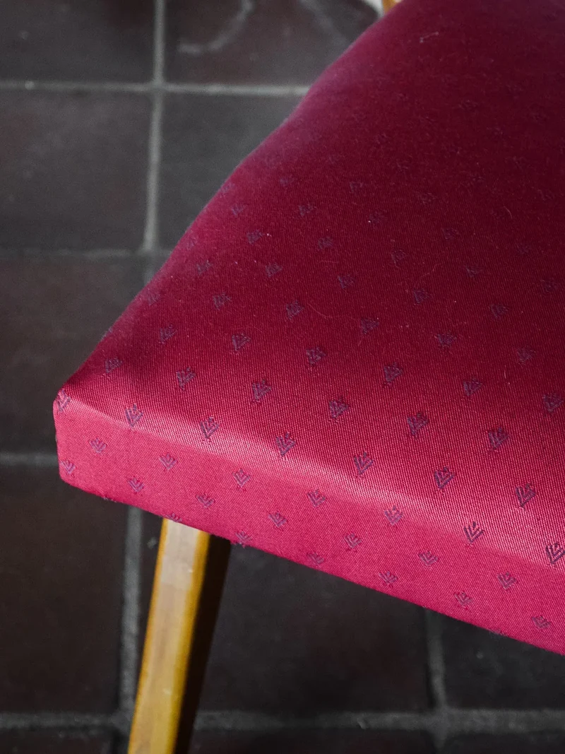 Ernest, le fauteuil rouge en bois N°139
