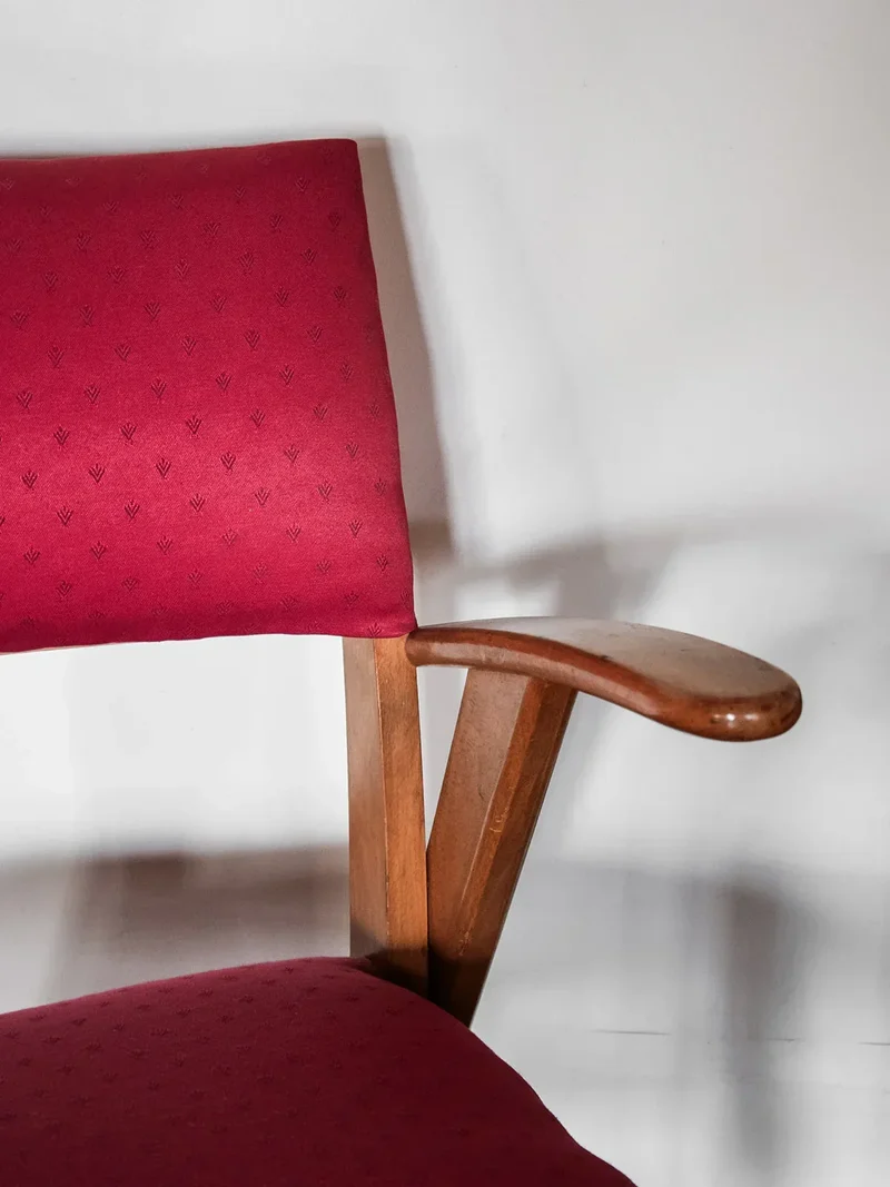 Ernest, le fauteuil rouge en bois N°139
