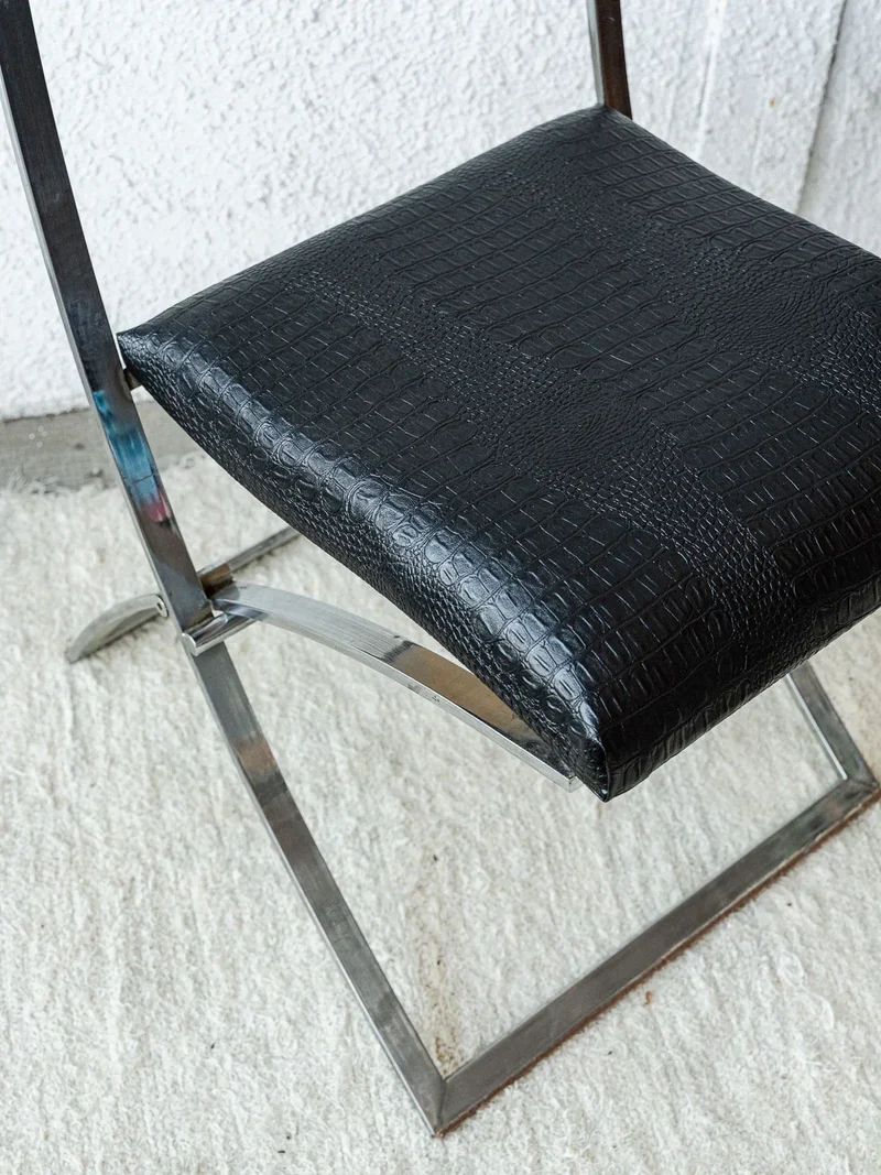 Alma, la paire de chaises en métal N°594