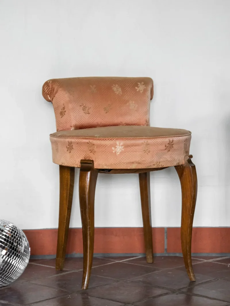 Ernest, le petit fauteuil rose N°158