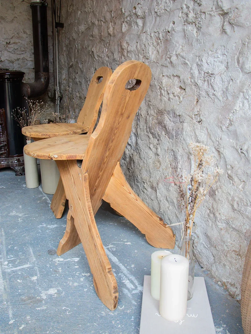 Claude, la paire de chaises en bois N°362