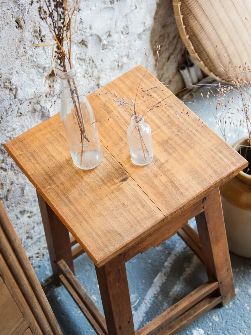 Regis, le tabouret en bois massif N°349